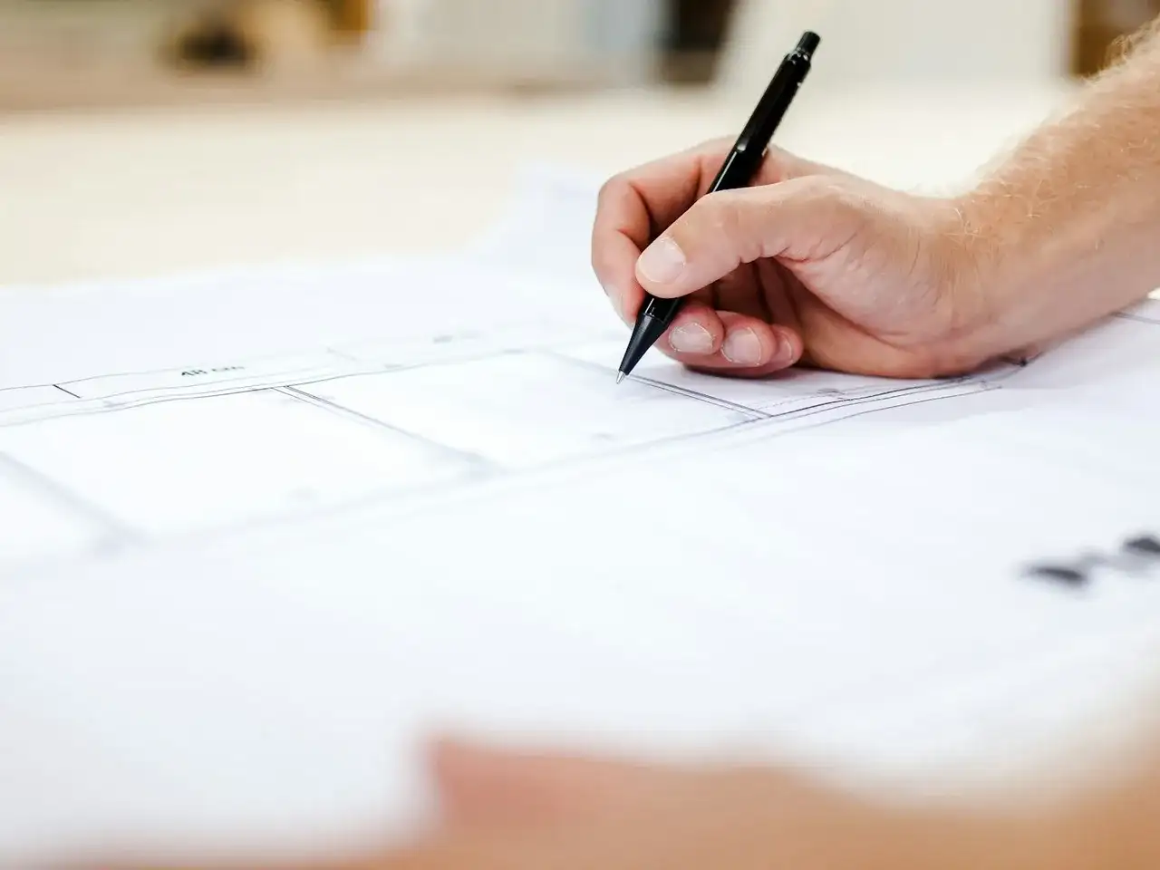 Plans d'architecte et maquette sur une table de travail